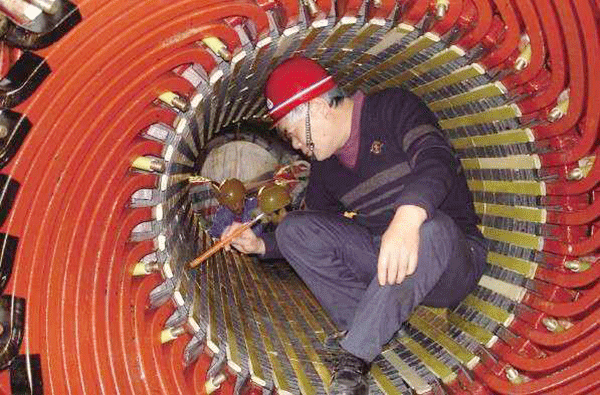 西安泰富西瑪電機(jī)吳高治、劉長(zhǎng)安、張衛(wèi)華榮獲西安市勞動(dòng)模范榮譽(yù)稱(chēng)號(hào)。