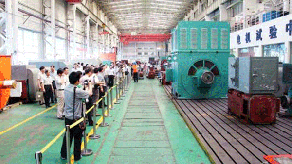 西安泰富西瑪電機成功開發(fā)YR系列4500KW大型廢鋼鐵破碎電機。